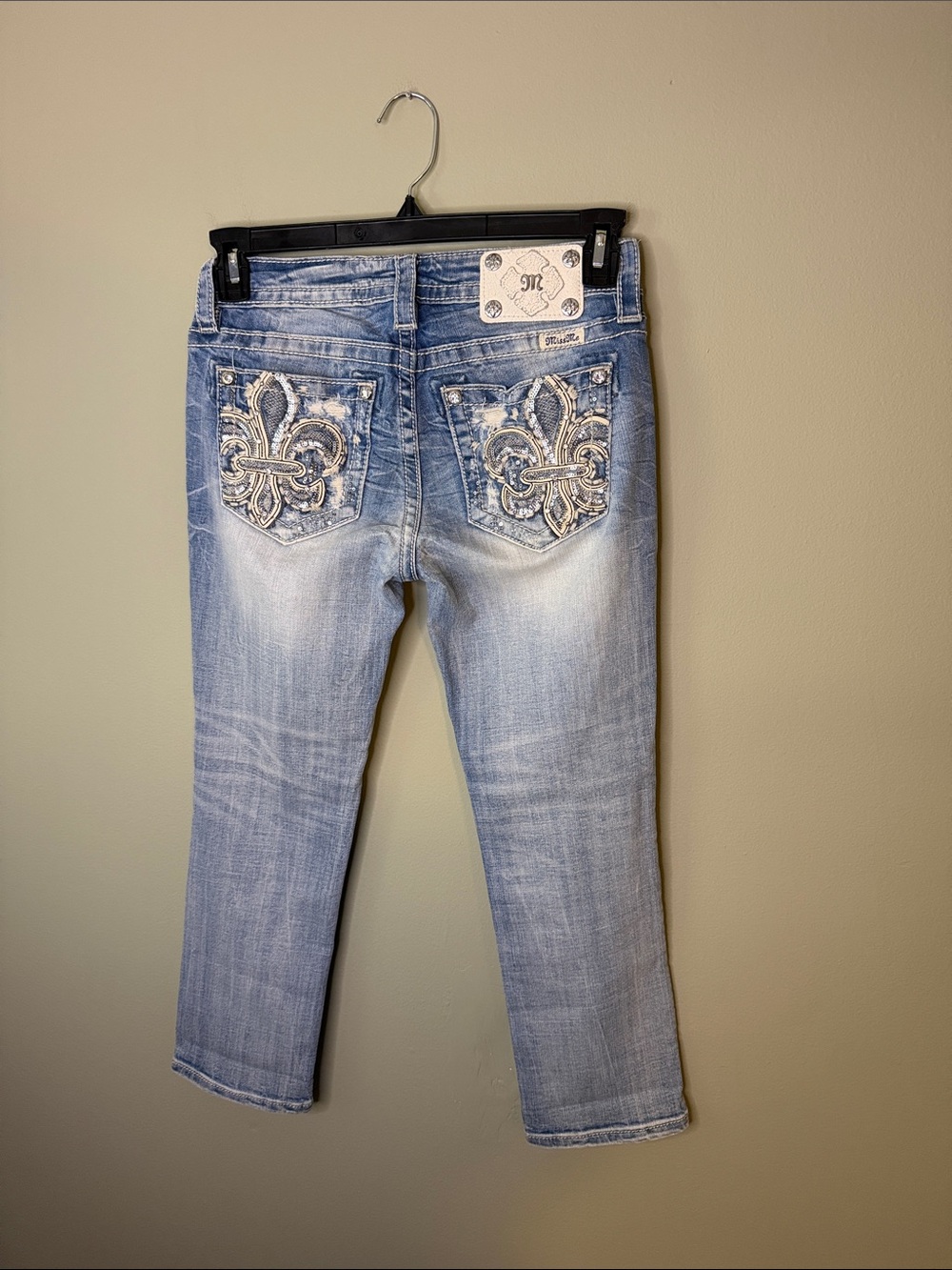 Gorgeous Miss Me Standard Crop Jeans Rhinestone Fleur-de-Lis Pockets 24” Inseam